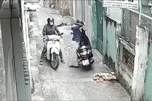 3 giây mắc lỗi sai phổ biến, cụ ông đi xe đạp bị ô tô 16 chỗ húc văng kinh hoàng-1