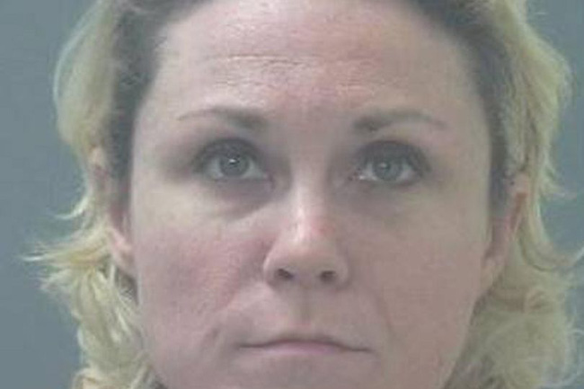 Được mẹ đưa đi du lịch, bé gái 12 tuổi nhận thêm một mớ tiền, không ngờ rơi vào bẫy địa ngục do mẹ giăng ra-1