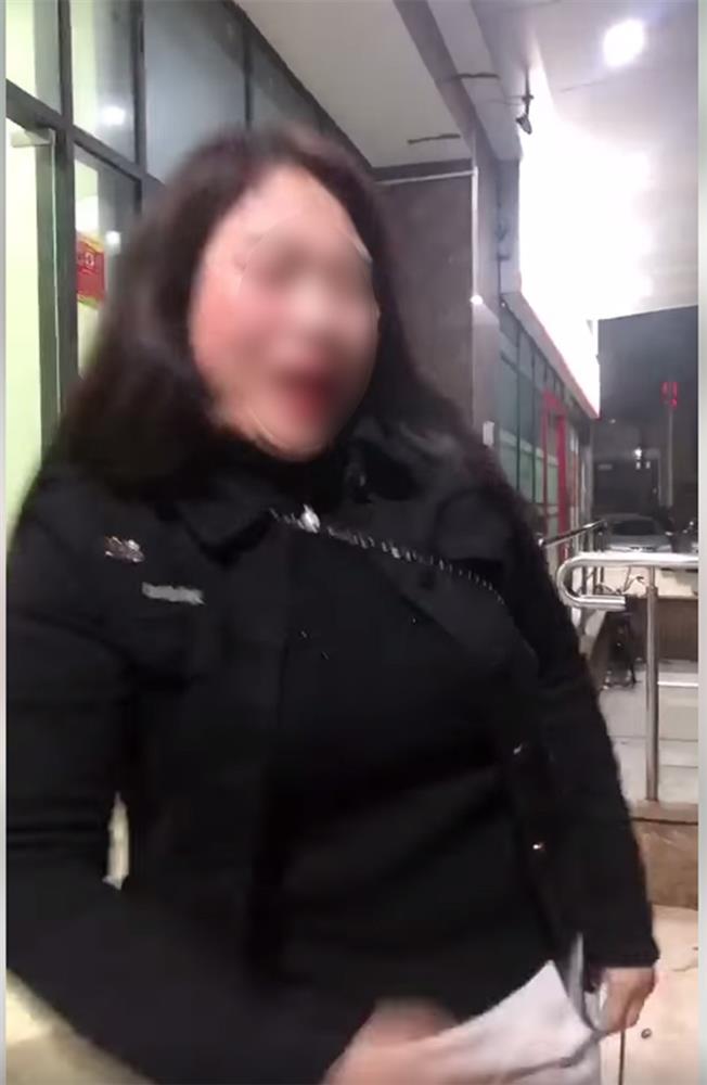 Xôn xao clip người phụ nữ t.úm t.óc tiểu tam 5 con đánh ghen, chồng một mực bảo vệ nhân tình, thẳng tay xô ngã vợ-1