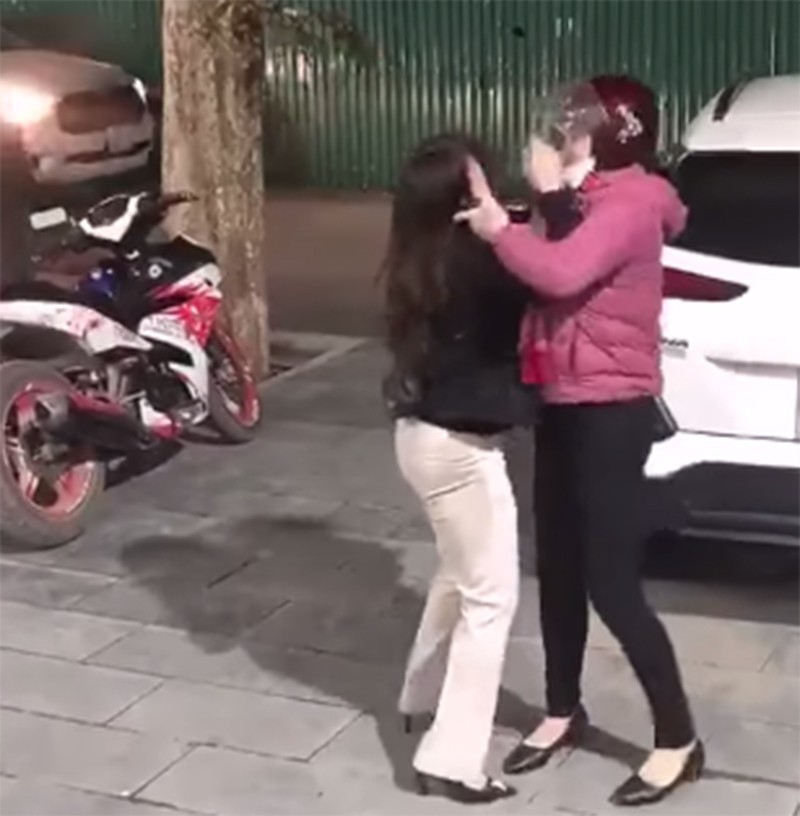 Xôn xao clip người phụ nữ t.úm t.óc tiểu tam 5 con đánh ghen, chồng một mực bảo vệ nhân tình, thẳng tay xô ngã vợ-2