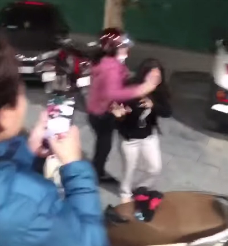 Xôn xao clip người phụ nữ t.úm t.óc tiểu tam 5 con đánh ghen, chồng một mực bảo vệ nhân tình, thẳng tay xô ngã vợ-3
