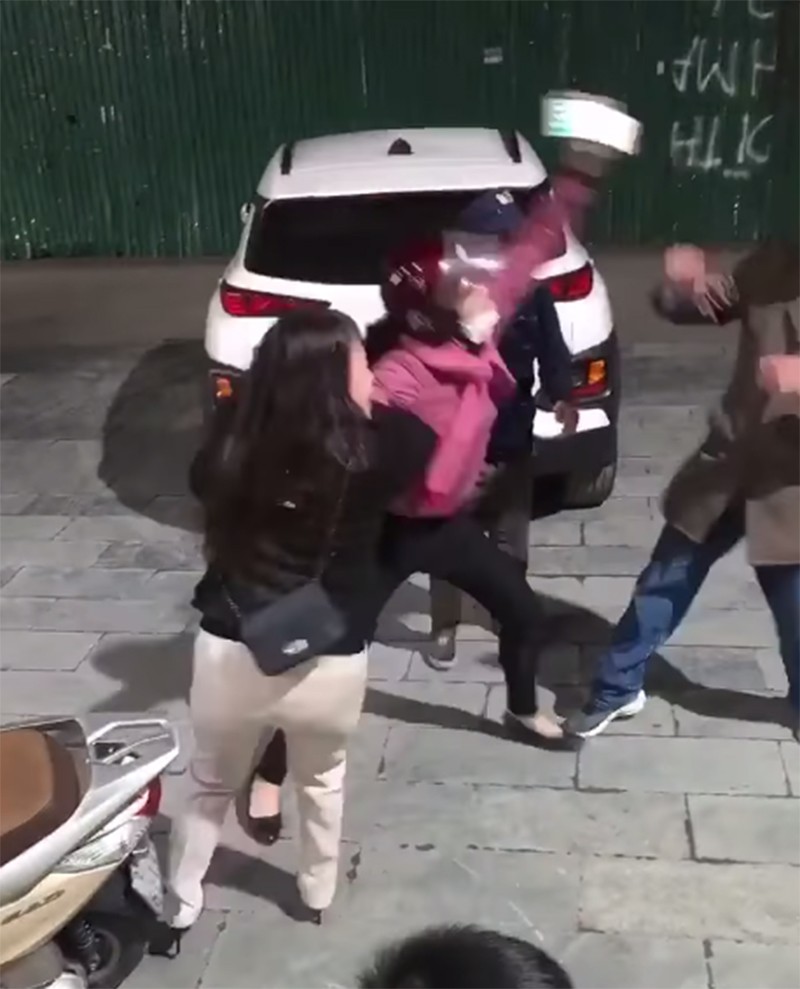 Xôn xao clip người phụ nữ t.úm t.óc tiểu tam 5 con đánh ghen, chồng một mực bảo vệ nhân tình, thẳng tay xô ngã vợ-4