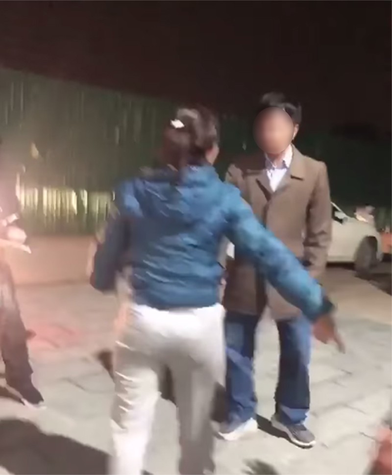 Xôn xao clip người phụ nữ t.úm t.óc tiểu tam 5 con đánh ghen, chồng một mực bảo vệ nhân tình, thẳng tay xô ngã vợ-5