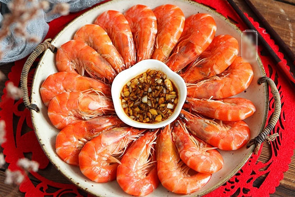 Thêm một cách luộc tôm cực ngon bằng 2 gia vị sẵn có trong nhà nếu lỡ quên mua sả-1