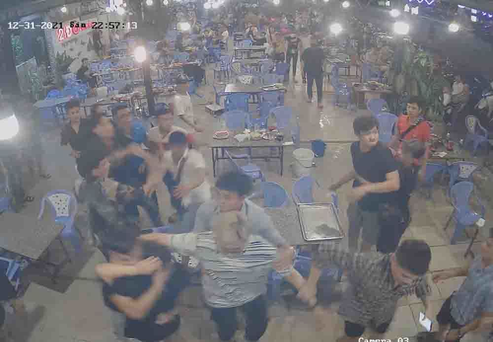 Không xin được số điện thoại, nhóm thanh niên đánh 4 cô gái ở quán nhậu-1