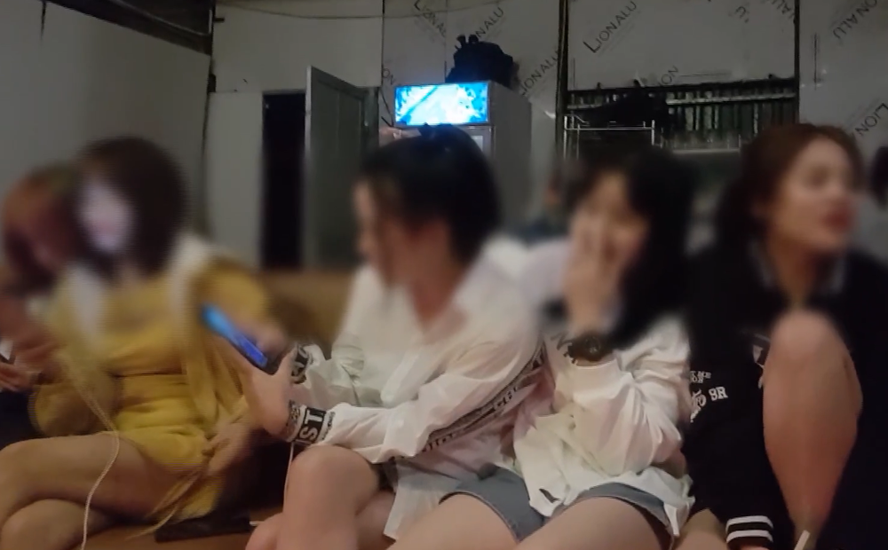 Phố đèn đỏ tấp nập giữa mùa dịch, lả lơi chào mời anh yên tâm, bọn e tiêm hết cả rồi-1