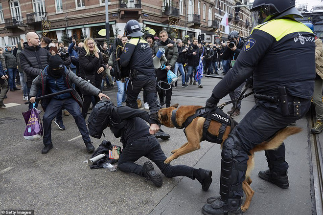 Chưa bao giờ hỗn loạn đến thế: Phong tỏa Covid quá lâu, người Hà Lan tràn ra đường biểu tình bạo động, cảnh sát dẹp loạn bằng chó và gậy gộc-1