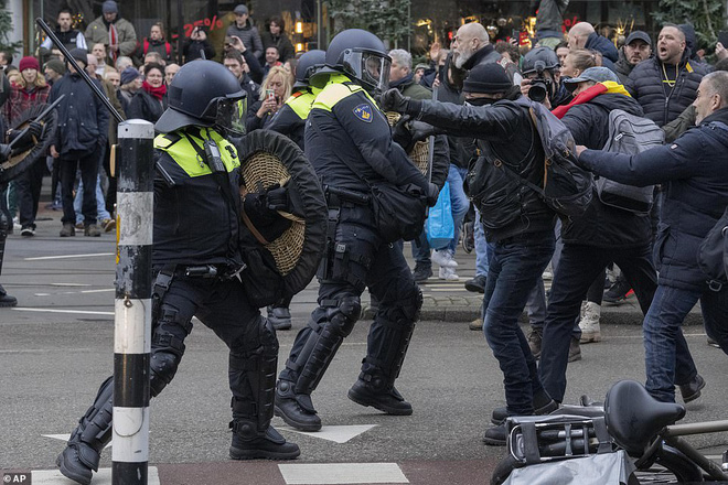 Chưa bao giờ hỗn loạn đến thế: Phong tỏa Covid quá lâu, người Hà Lan tràn ra đường biểu tình bạo động, cảnh sát dẹp loạn bằng chó và gậy gộc-2