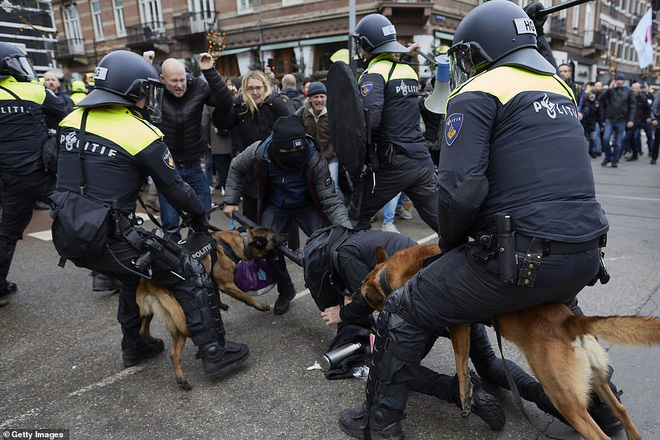 Chưa bao giờ hỗn loạn đến thế: Phong tỏa Covid quá lâu, người Hà Lan tràn ra đường biểu tình bạo động, cảnh sát dẹp loạn bằng chó và gậy gộc-3