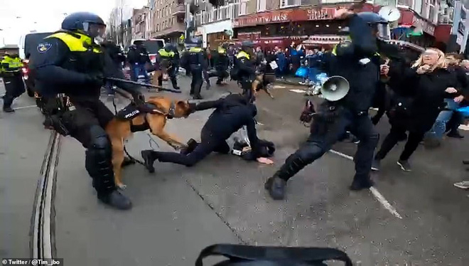 Chưa bao giờ hỗn loạn đến thế: Phong tỏa Covid quá lâu, người Hà Lan tràn ra đường biểu tình bạo động, cảnh sát dẹp loạn bằng chó và gậy gộc-4
