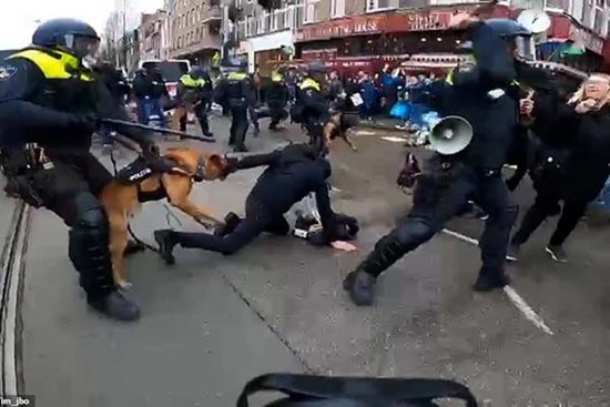 Chưa bao giờ hỗn loạn đến thế: Phong tỏa Covid quá lâu, người Hà Lan tràn ra đường biểu tình bạo động, cảnh sát dẹp loạn bằng chó và gậy gộc