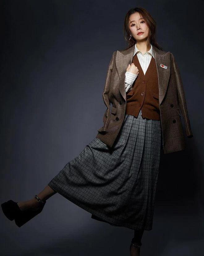 Lâm Tâm Như cởi phanh áo khoe cơ bụng ở tuổi U50 dằn mặt hậu thế-1