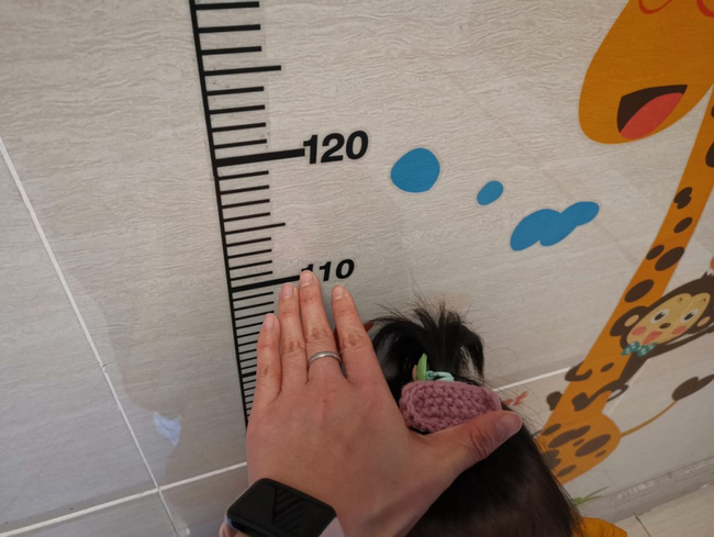 Bố mẹ lùn nhưng con gái 4 tuổi đã cao 110cm, bác sĩ hết lời khen ngợi khi người mẹ làm đúng 3 yếu tố này-1