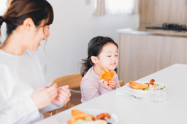 Bố mẹ lùn nhưng con gái 4 tuổi đã cao 110cm, bác sĩ hết lời khen ngợi khi người mẹ làm đúng 3 yếu tố này-3