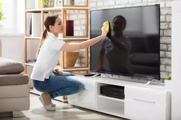 Tivi sử dụng lâu ngày bị ố bẩn màn hình? Không lau bằng nước, hãy học đúng cách, vừa lau sạch vừa không hại màn hình!-1