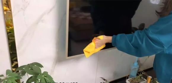 Tivi sử dụng lâu ngày bị ố bẩn màn hình? Không lau bằng nước, hãy học đúng cách, vừa lau sạch vừa không hại màn hình!-5