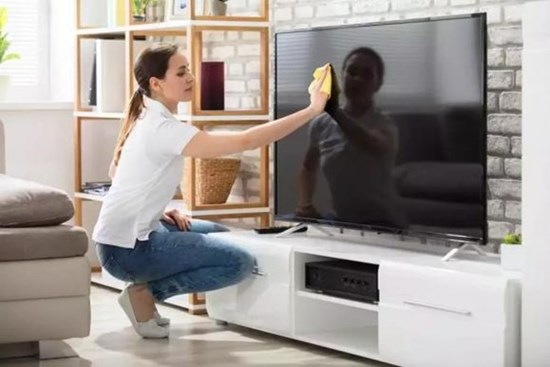 Tivi sử dụng lâu ngày bị ố bẩn màn hình? Không lau bằng nước, hãy học đúng cách, vừa lau sạch vừa không hại màn hình!