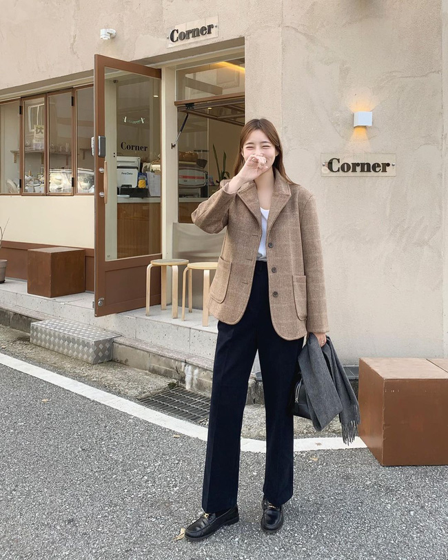13 cách mặc blazer kẻ trẻ trung mà không bị rối mắt, chị em ghim ngay để diện Tết-10