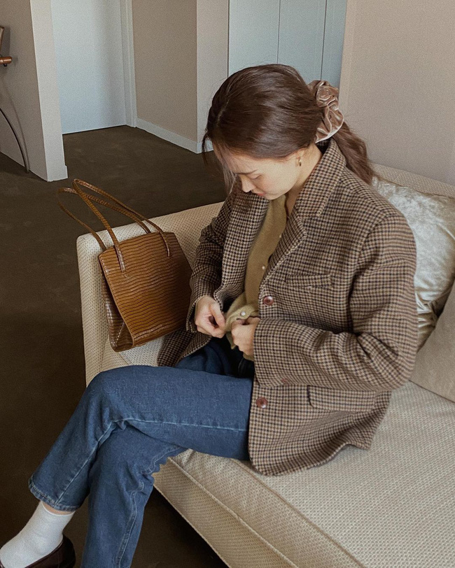 13 cách mặc blazer kẻ trẻ trung mà không bị rối mắt, chị em ghim ngay để diện Tết-13