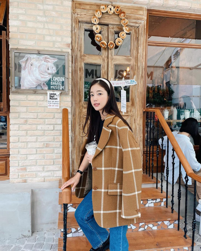 13 cách mặc blazer kẻ trẻ trung mà không bị rối mắt, chị em ghim ngay để diện Tết-5