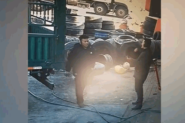 Clip: Lốp ô tô phát nổ kinh hoàng, 2 người thợ thoát nạn khó tin