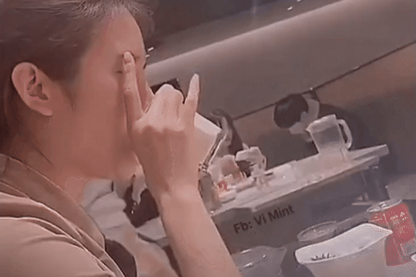 Clip: Con gái bị xe tông trúng, cha ôm lấy tài xế gây tai nạn an ủi-1