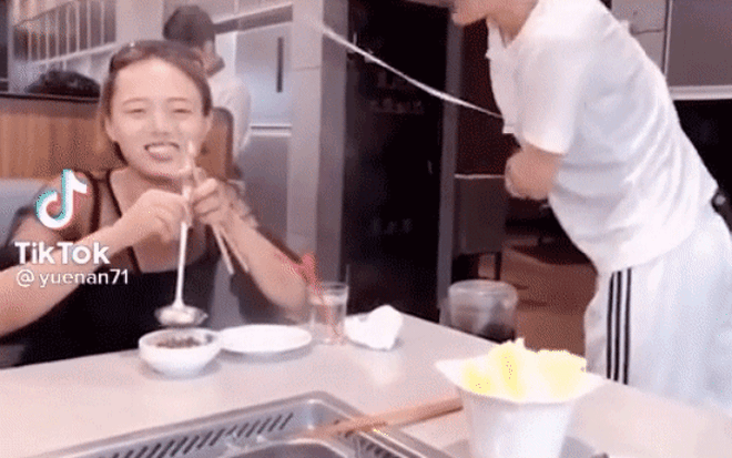 Đang ngồi ăn lẩu Haidilao, cô gái gặp tai nạn chấn động mạng xã hội, dân tình tò mò hóng cái kết cuối video?-5