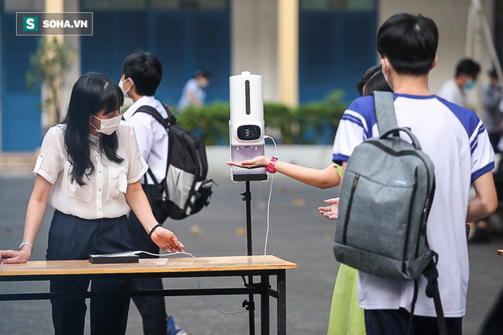 600.000 học sinh TP.HCM trở lại trường sau 8 tháng nghỉ dịch Covid-19: Vẫn còn lo sợ-4