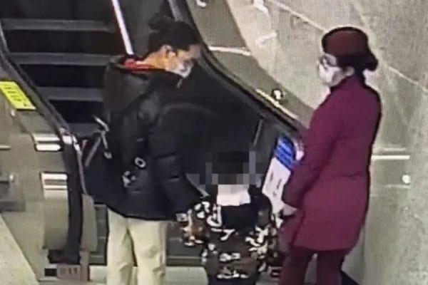 Lỡ tay làm hỏng đồ của cửa hàng, bé trai nói một câu với nhân viên khiến bố mẹ được khen nức nở-2