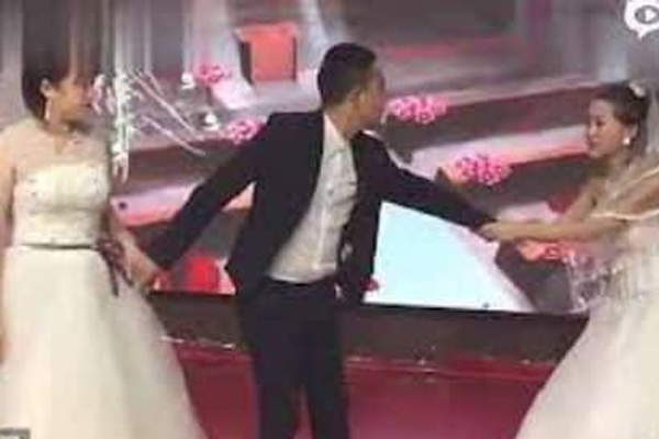 Chê tiền sính lễ quá ít, cô dâu mặt dày đòi thêm hơn 300 triệu phí xuống xe, hành động của chú rể khiến cô phải tái mặt nhận sai-5