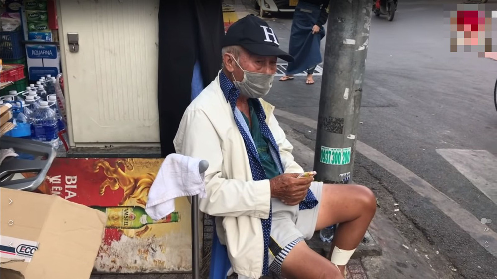 Phó giám đốc vì sa lưới tình mà tán gia bại sản, tuổi già cô quạnh bán vé số nuôi thân-2