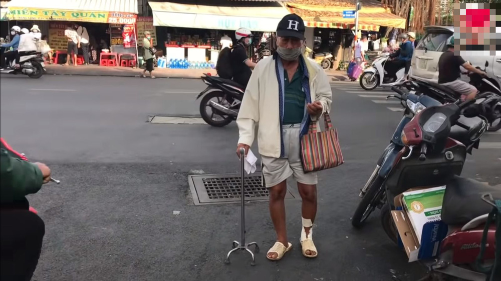 Phó giám đốc vì sa lưới tình mà tán gia bại sản, tuổi già cô quạnh bán vé số nuôi thân-4