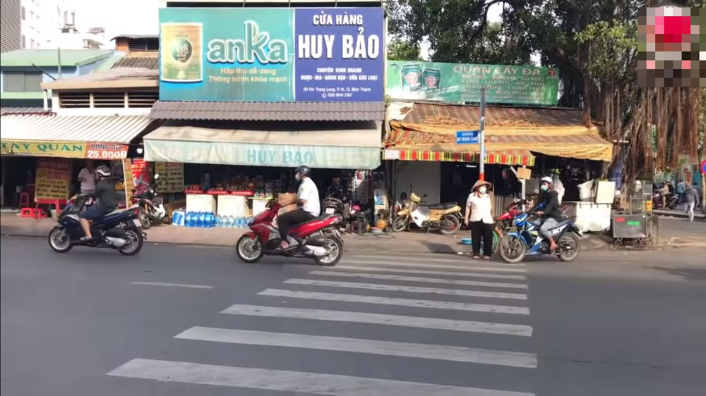 Phó giám đốc vì sa lưới tình mà tán gia bại sản, tuổi già cô quạnh bán vé số nuôi thân-5