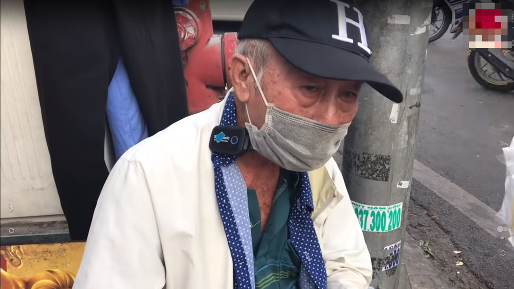 Phó giám đốc vì sa lưới tình mà tán gia bại sản, tuổi già cô quạnh bán vé số nuôi thân-6