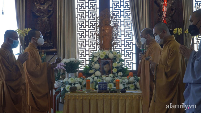 Gia đình phủ nhận thông tin sai sự thật về hình ảnh được cho là mẹ bé gái 8 tuổi suy sụp xuất hiện tại lễ cầu siêu-1