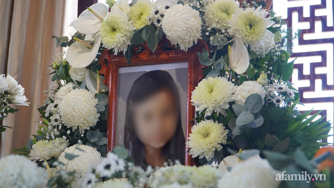 Gia đình phủ nhận thông tin sai sự thật về hình ảnh được cho là mẹ bé gái 8 tuổi suy sụp xuất hiện tại lễ cầu siêu-2