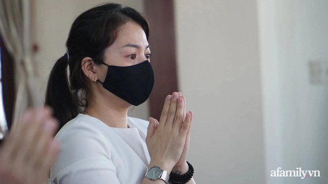 Gia đình phủ nhận thông tin sai sự thật về hình ảnh được cho là mẹ bé gái 8 tuổi suy sụp xuất hiện tại lễ cầu siêu-3