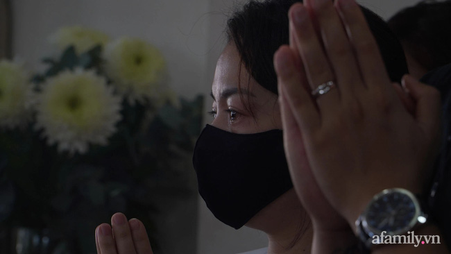 Gia đình phủ nhận thông tin sai sự thật về hình ảnh được cho là mẹ bé gái 8 tuổi suy sụp xuất hiện tại lễ cầu siêu-4