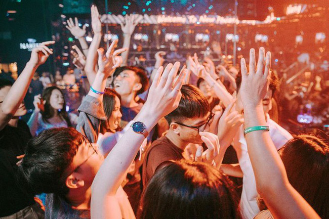 NÓNG: TP.HCM cho phép mở lại vũ trường, quán bar, karaoke, massage từ 10/1-1