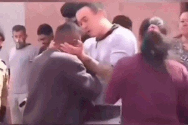 Xe bán tải lao như tên bắn, tông trúng 8 ô tô khác đang chờ đèn đỏ-1