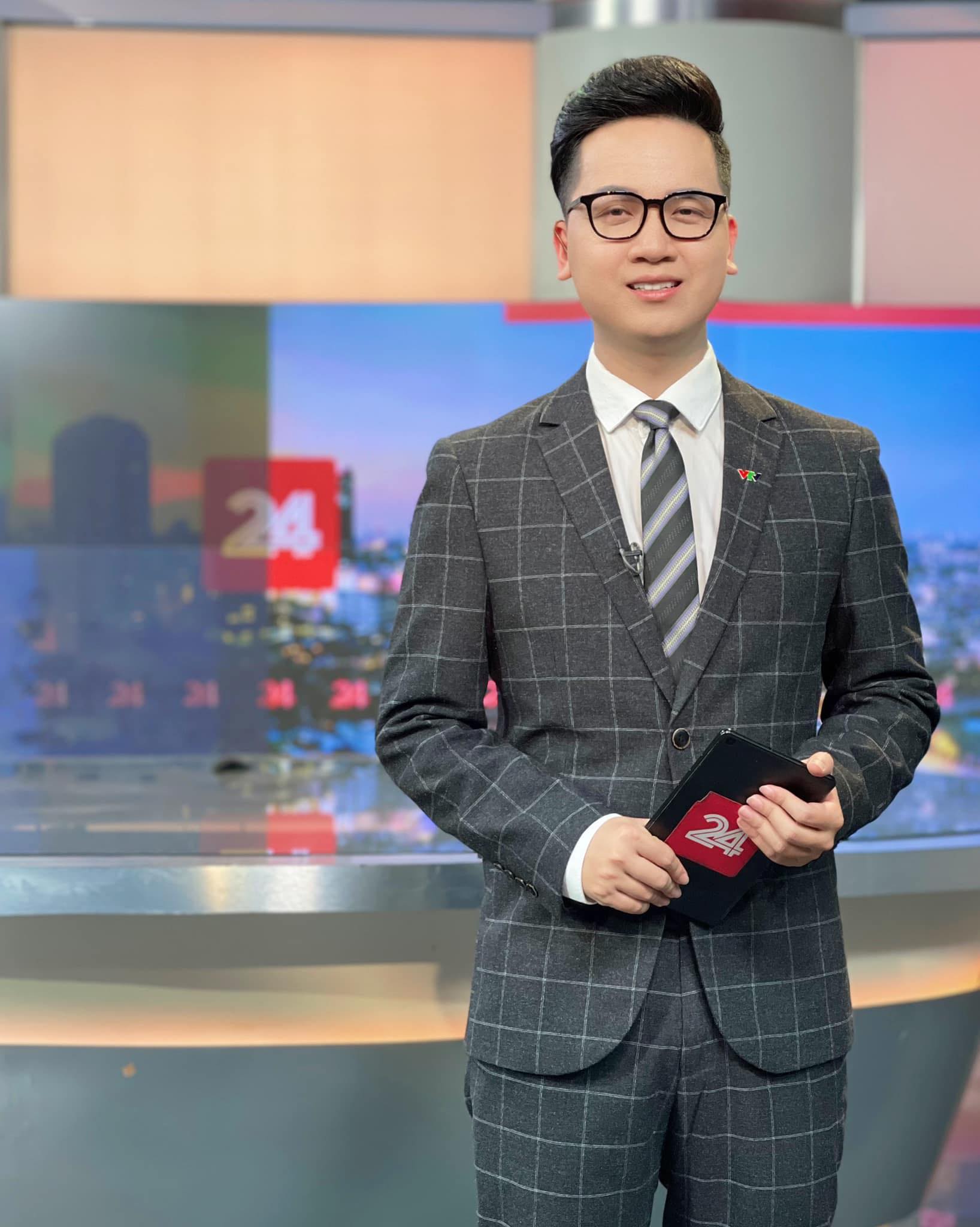 MC miền Tây duy nhất nói lời chia tay Chuyển động 24h, xúc động giây phút dẫn bản tin cuối cùng: Đoạn cuối hơi xúc động nên dẫn bị vấp và nghẹn một tí-1