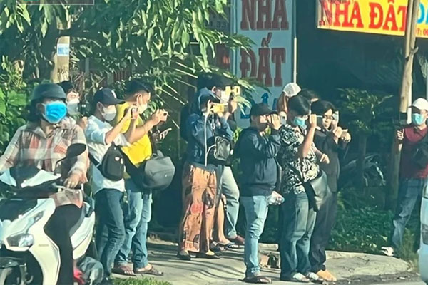 Xe tải nổ lốp lật nghiêng, 2,5 tấn cá rơi vãi phủ kín cả đoạn đường cao tốc-3