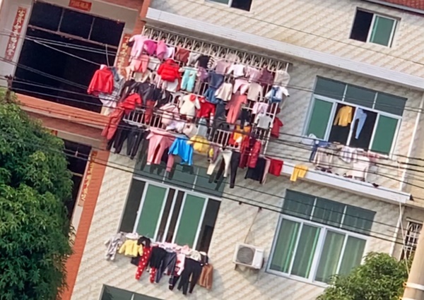 Chàng trai dở khóc dở cười khi thấy cảnh tượng phơi quần áo như bán hàng chợ trời, hình ảnh khi đêm xuống gây hoang mang-1