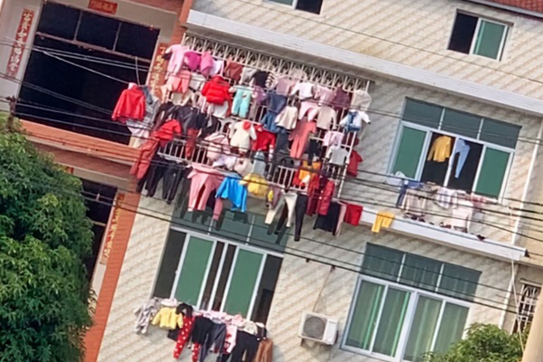 Không dùng móc như ở Việt Nam, ở Singapore có cách phơi đồ tiết kiệm diện tích hơn nhưng nhìn qua hơi yếu tim-5