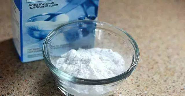 Chất thải đọng lại quá nhiều trong bồn cầu khiến chúng chuyển sang màu vàng và có mùi hôi? Mách bạn một cách rất đơn giản, nhà vệ sinh ngay lập tức sạch sẽ-1