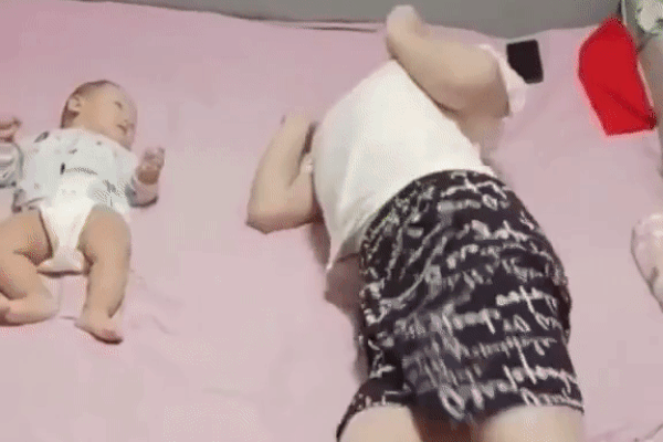 Cưng xỉu đoạn video bố dạy con lật thành công mĩ mãn, quả thực trẻ sẽ rất thông minh khi được bố dạy dỗ và chơi cùng-1