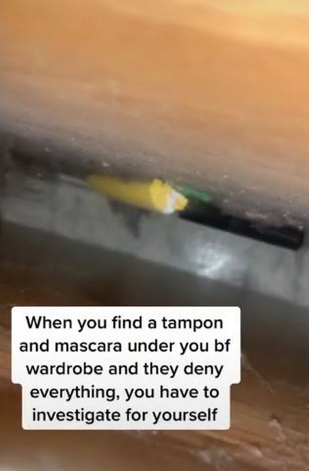 Đang ôm ấp ở nhà bạn trai, cô gái phát hiện một vật thể lạ đáng nghi và kết quả bất ngờ được lật tẩy sau đó-1