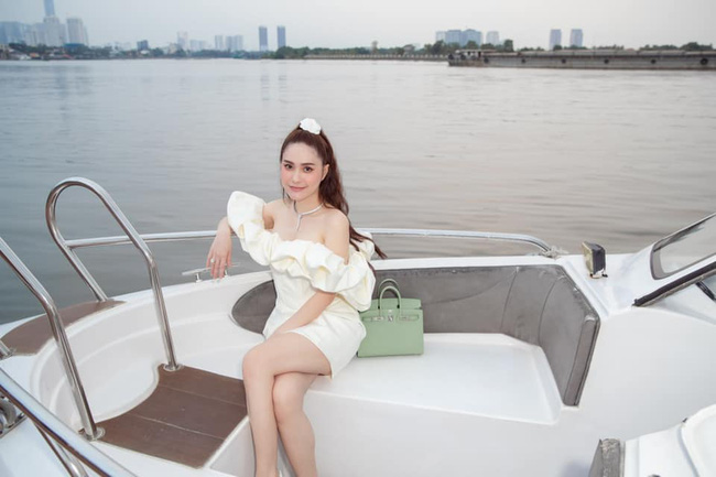 Nữ đại gia Di Băng thông báo 2022 sẽ lấn sân sang nhiều lĩnh vực mới, Rapper Wowy vào bình luận 1 câu khiến dân tình đoán già đoán non-1