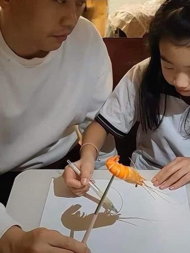 Cô giáo ra bài tập vẽ CON TÔM, ông bố cao tay nghĩ ngay ra 1 chiêu đối phó, dân tình cười chảy nước mắt: Xứng đáng đưa vào SGK-1
