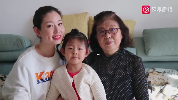 Cô gái khoe ảnh gia đình chụp Tết đều đặn hằng năm, bộ ảnh gây bão vì không khí ngọt ngào nhưng kéo đến cuối chợt thấy lặng người-5